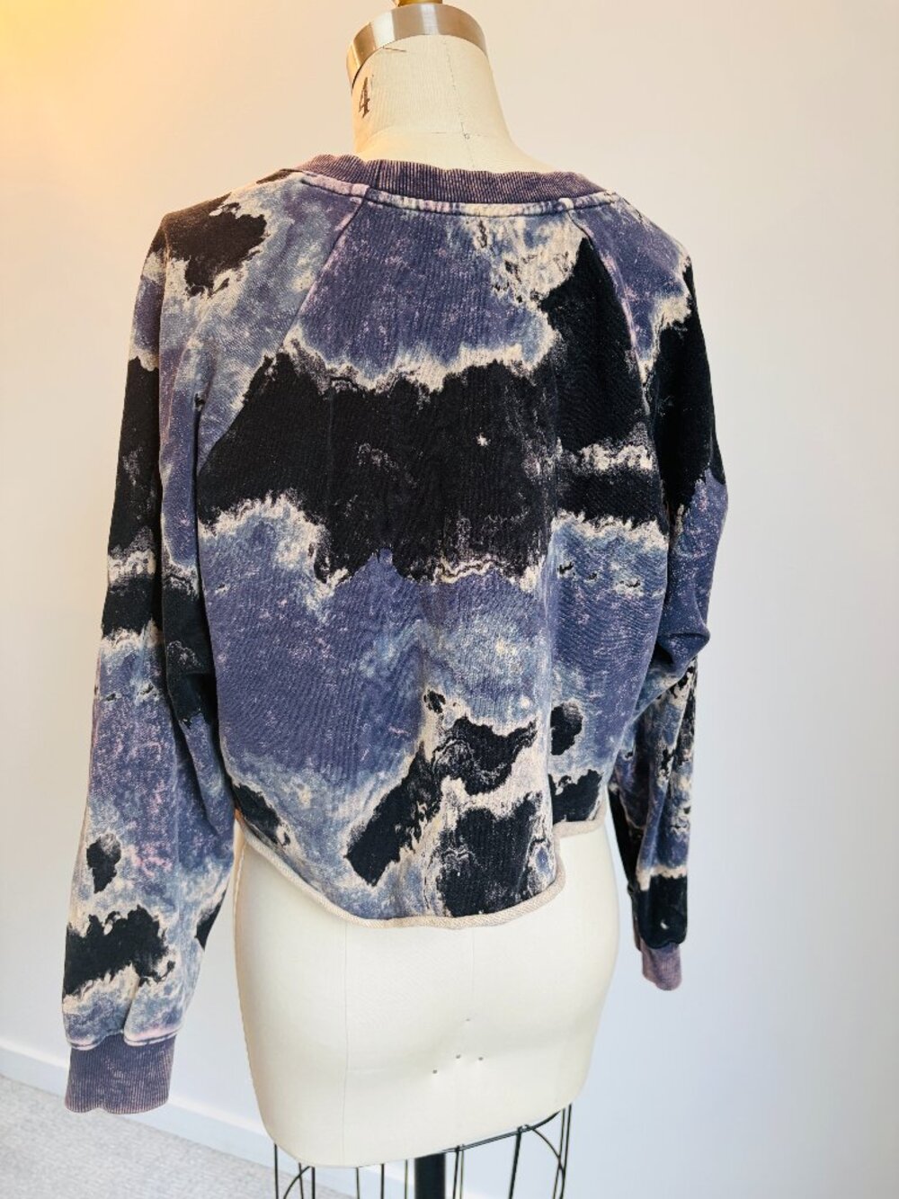 Indie Sleeze JoyLab Cloud Wash Tie Dye Cropped Crew Sweatshirt Blue Black Size M - Picture 4 of 9